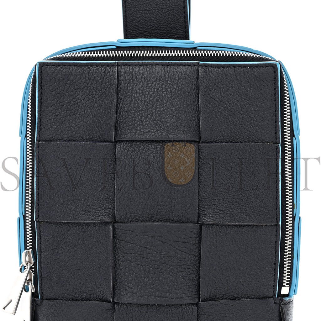 BOTTEGA VENETA GRAINED CALFSKIN INTRECCIO MINI CASSETTE SLING BAG DEEP BLUE POOL (20*15*5cm) BOTTEGA VENETA GRAINED CALFSKIN INTRECCIO MINI CASSETTE SLING BAG DEEP BLUE POOL (20*15*5cm)